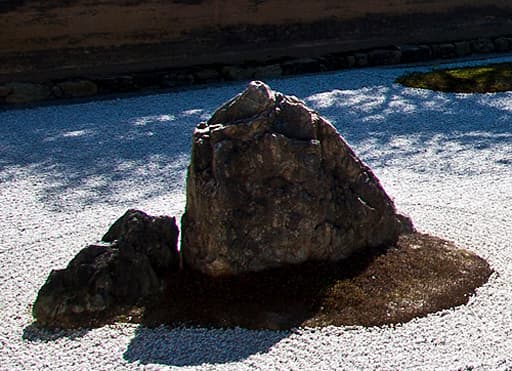 京都　龍安寺石庭の土塀に向かって一番左の石組み