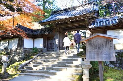 江戸時代、桂昌院の寄進により造営された京都　西明寺の表門（薬医門）