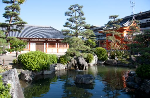 京都　三十三間堂の前庭