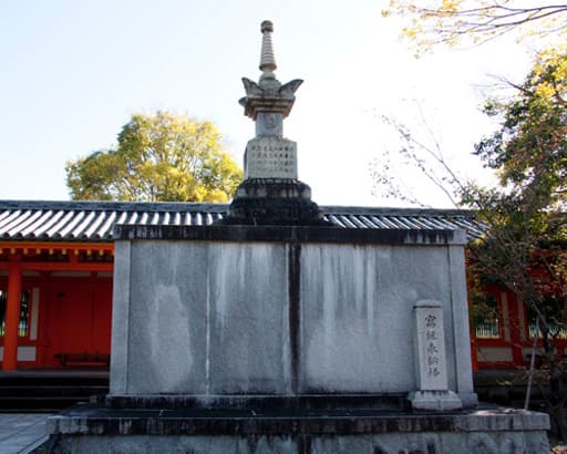 京都　三十三間堂境内の写経奉納塔