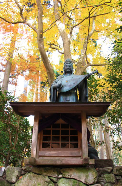 京都大原にある三千院境内の琵琶を弾く弁才天立像