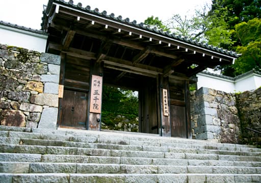 京都大原にある三千院の御殿門