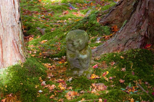 京都大原にある三千院境内のわらべ地蔵