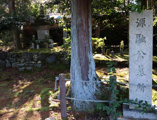 京都　清凉寺境内にある源融の墓所