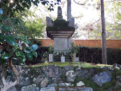京都　清凉寺境内にある源融の墓と伝わる石塔