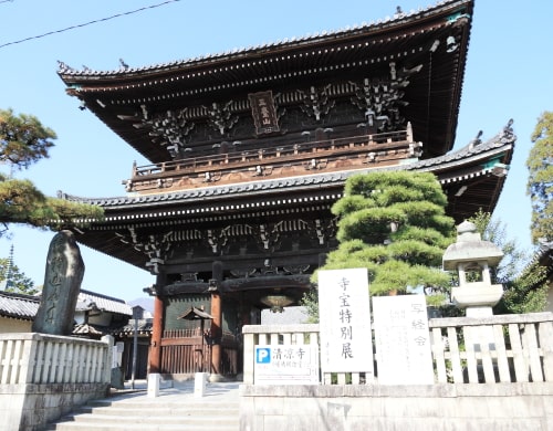 京都　清凉寺の仁王門。清凉寺はもと源融の棲霞観の敷地に奝然（ちょうねん）が建立