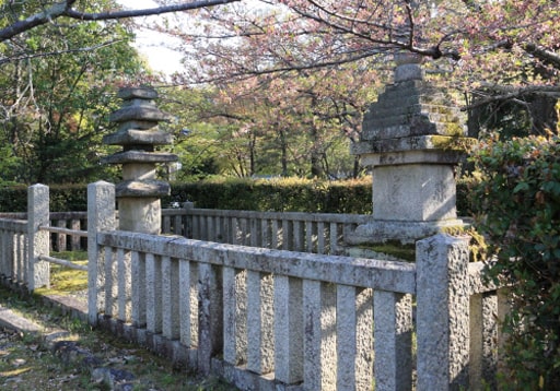 京都　清凉寺境内の嵯峨天皇・檀林皇后の石塔