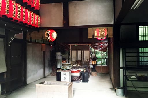 京都　赤山禅院境内の御瀧籠堂