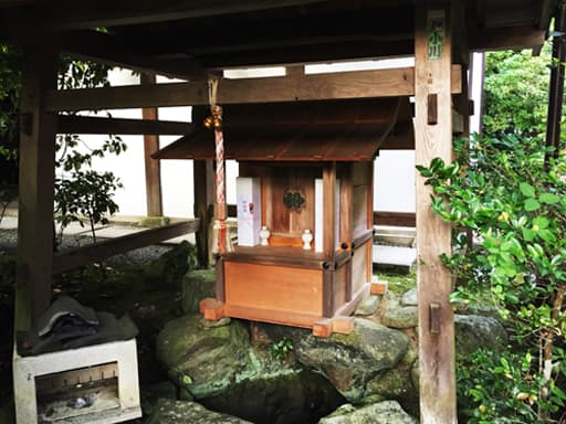 京都　赤山禅院境内の薬師堂