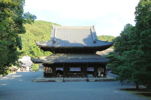 鎌倉時代に俊じょうにより建立された京都の御寺（みてら）泉涌寺の仏殿