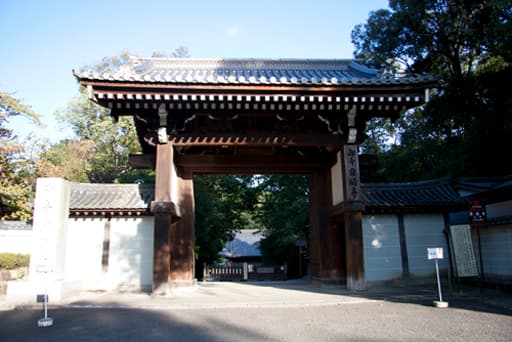 京都　泉湧寺の大門