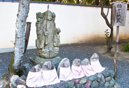 京都　泉湧寺境内、楊貴妃観音堂の願かけ地蔵
