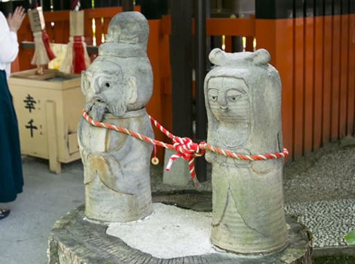 下鴨神社境内の相生社前のカップルの神像