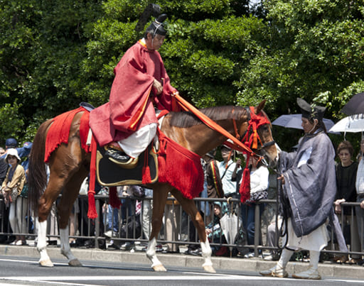 賀茂社の祭礼・葵祭 路頭の儀「山城使」馬が動かない…