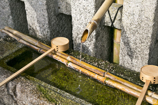 下鴨神社境内の井上社の手水鉢
