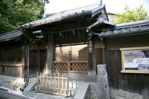 下鴨神社の学問所絵師であった浅田家の旧宅・秀穂舎。下鴨東通の参道脇にある。