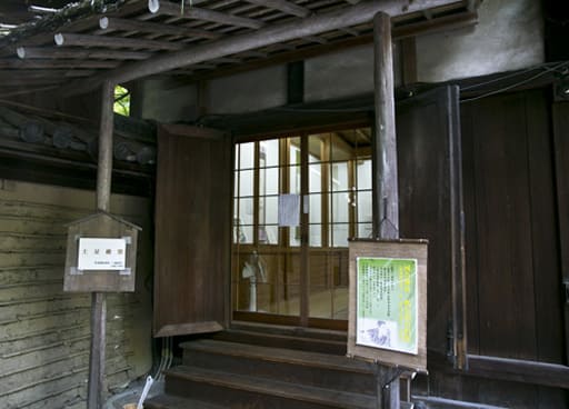 河合神社境内の鴨長明資料館