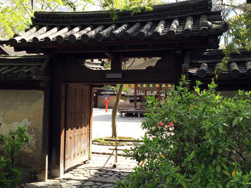 河合神社の西側の門