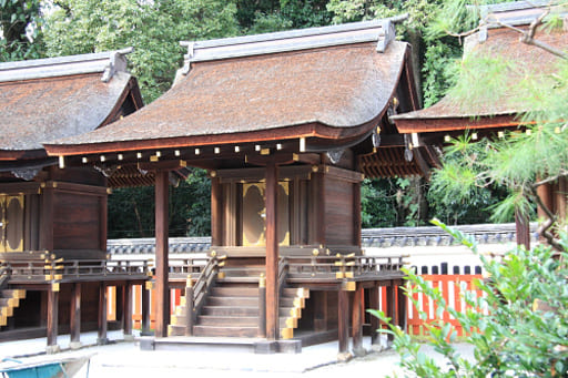 本殿敷地内の三井神社