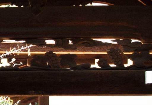 下鴨神社・大炊殿に通じる唐門の欄間のぶどうの彫刻