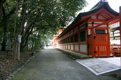 下鴨神社境内の奈良殿を抜けた楼門脇