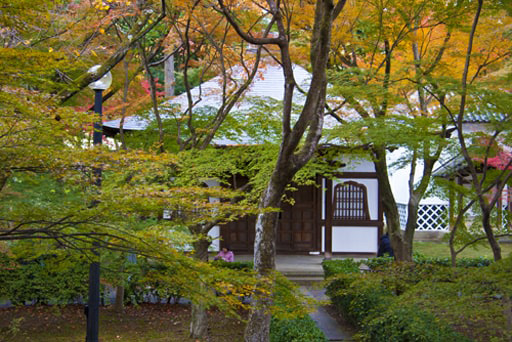 京都　真如堂境内の三井家寄進の万霊堂