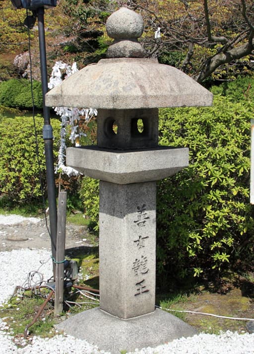京都　神泉苑の燈篭