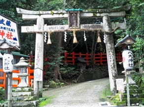 京都　一乗寺の氏神・八大神社の鳥居