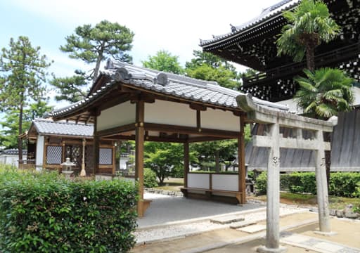 京都　相国寺境内の弁天社