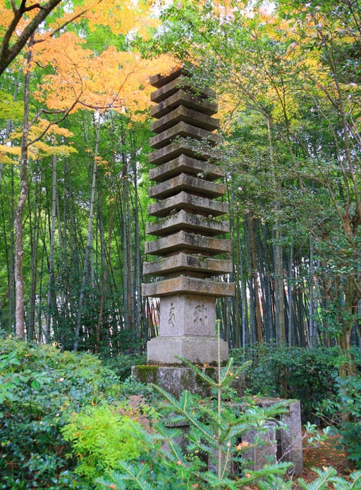 京都　滝口寺の平家供養塔