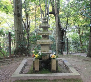 京都　滝口寺境内にある新田義貞の供養塔