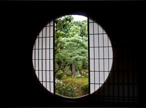 京都　東福寺境内にある子院・芬陀院の吉野窓