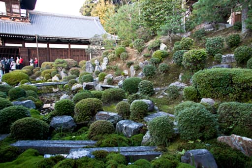 京都　東福寺の池泉回遊式の常楽庵庭園