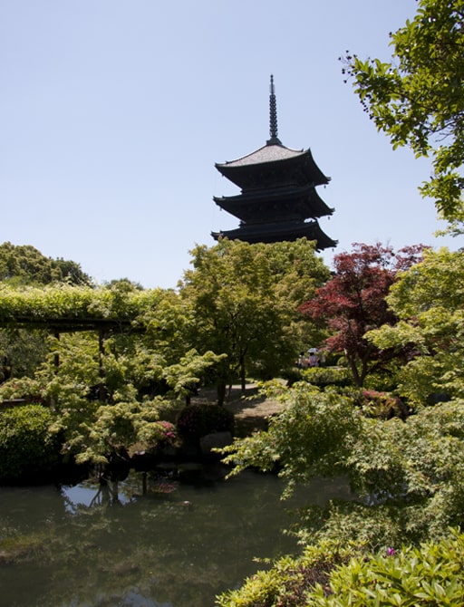 京都　東寺の瓢箪池と庭園と五重塔