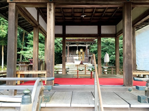 京都・月読神社、拝殿の奥に離れて本殿が建つ。
