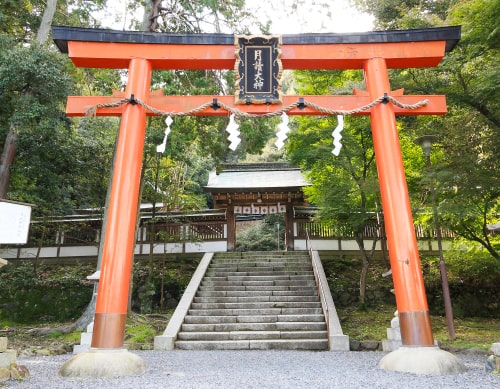 静寂につつまれる京都・月読神社の鳥居