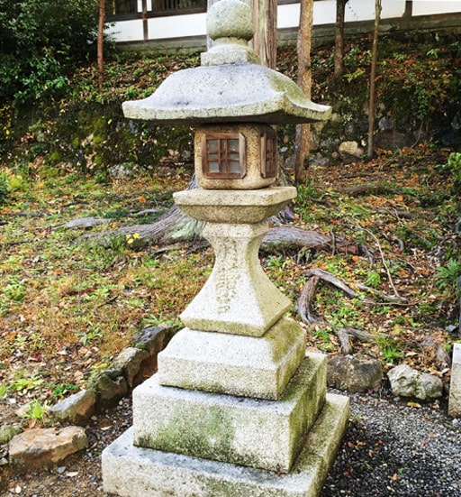 京都・月読神社の月読宮と刻まれた灯籠