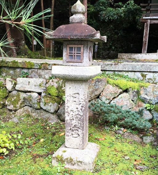京都・月読神社の本殿前の灯籠