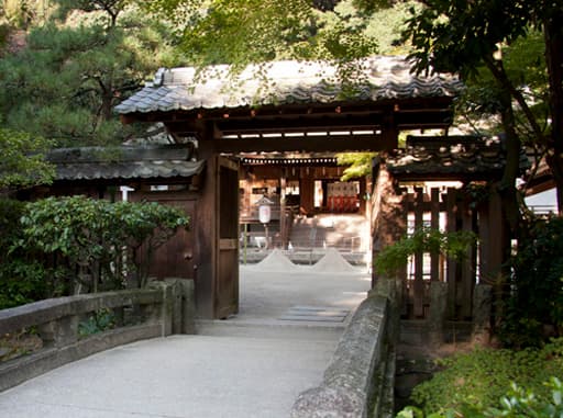 京都　宇治上神社の神門