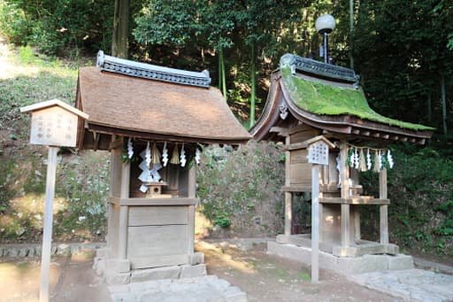 京都　宇治上神社境内の香椎社(向かって右)と住吉社