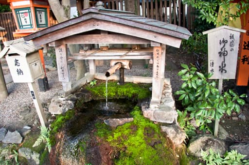 京都　八坂神社境内の日吉社前の神泉