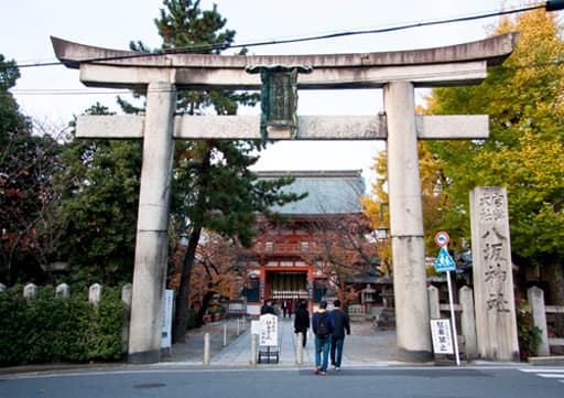 京都　八坂神社、南楼門前の石鳥居