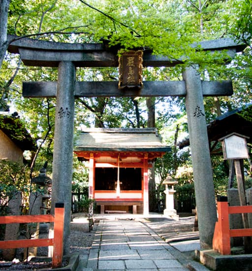 京都　八坂神社境内で市杵島姫が祀られる厳島社