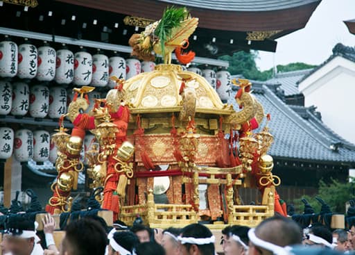 八坂神社の祭礼・祇園祭で素戔嗚尊が祀られる中御座神輿