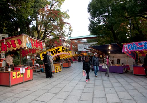 京都　八坂神社、西楼門付近の露店
