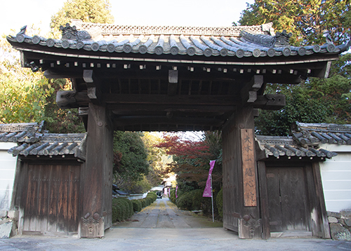 京都　小野小町が晩年を過ごしたといわれる随心院の総門